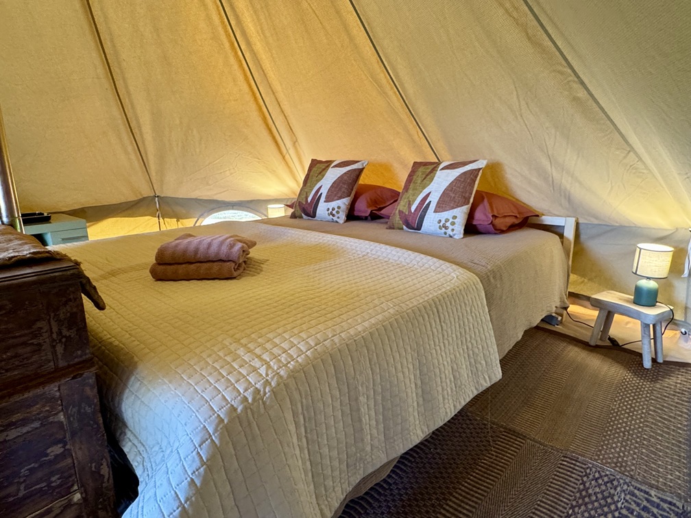 Tent binnen bed