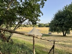 Tent achterkant met trap