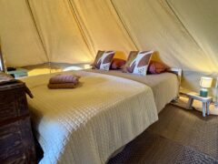 Tent binnen bed
